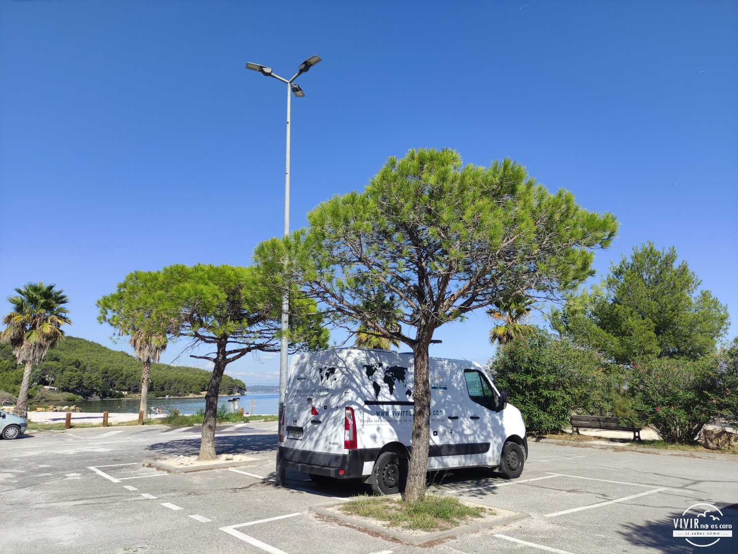Aparcados frente a la Playa del Ranquet (Istres, Francia)