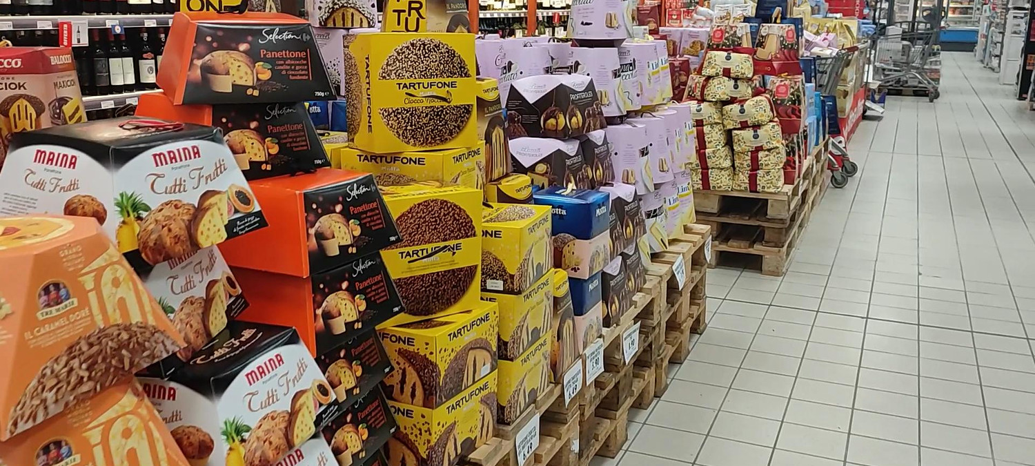 Pannetones en el supermercado en Italia