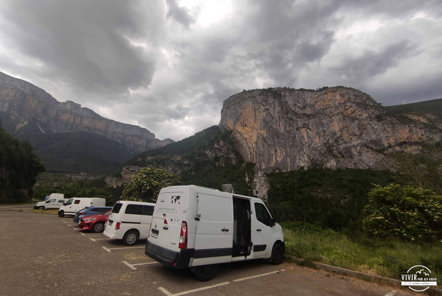Parking sin señal de prohibición a la pernocta junto al Valle de Ordesa (Huesca)