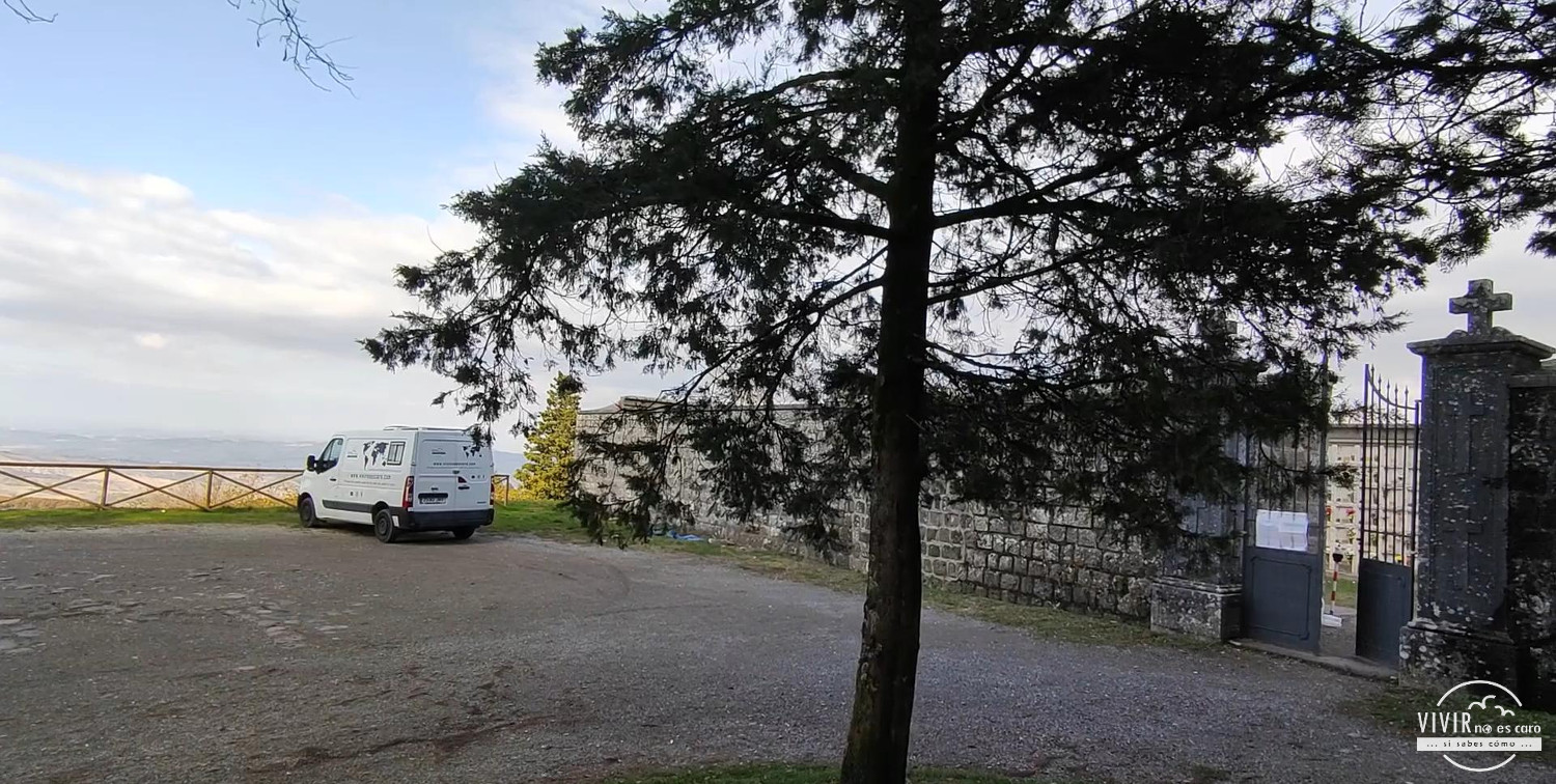 Pernocta en furgoneta camper junto a un cementerio en Italia
