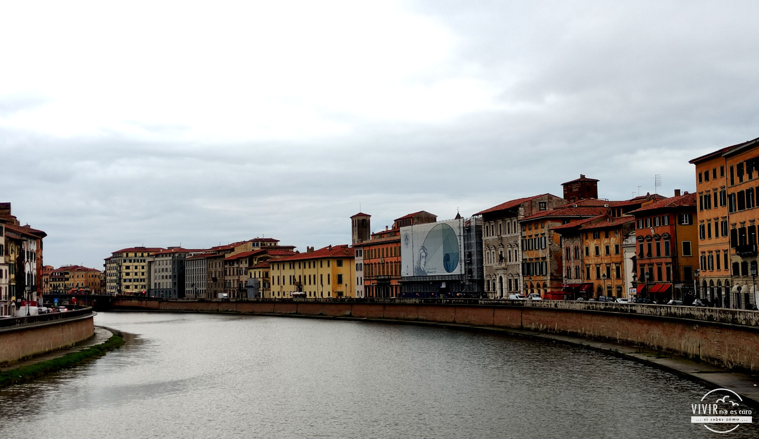 Vistas del Río Arno desde el Ponte di Mezzo (Pisa, Italia)