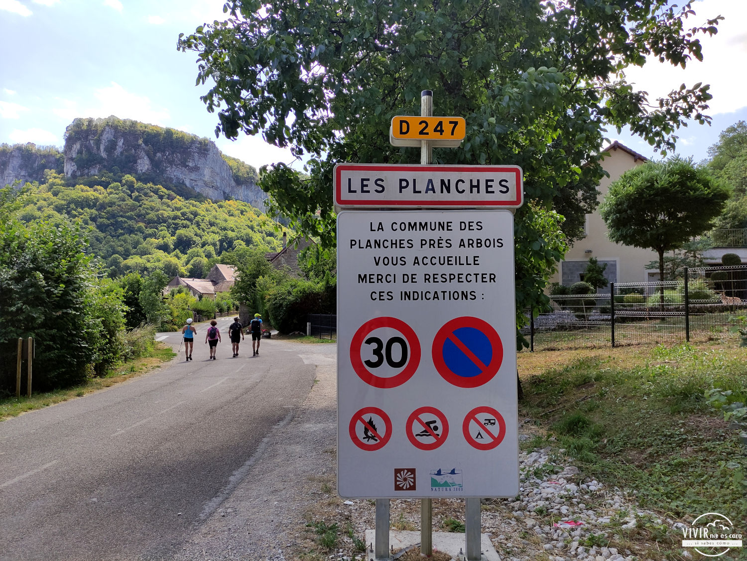 Cartel prohibiciones al aparcamiento y la pernocta en Les Planches pres Arbois