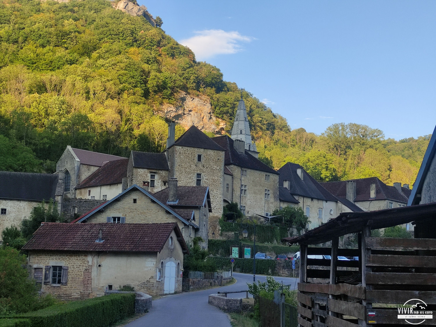El pueblo de Baume-les-Messieurs (Jura, Francia)