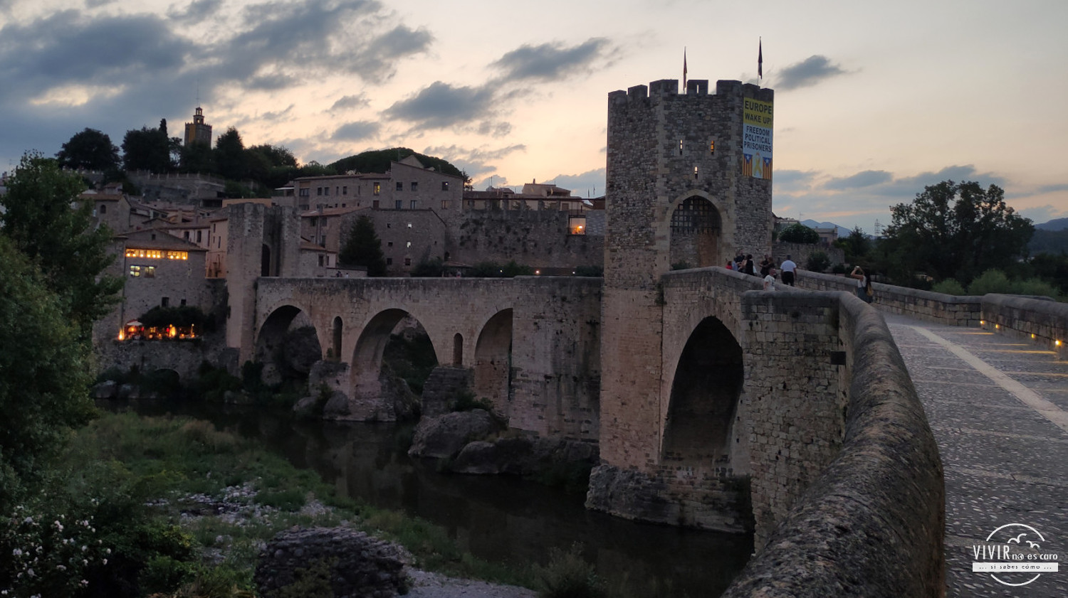 Puente románico de Besalú de noche