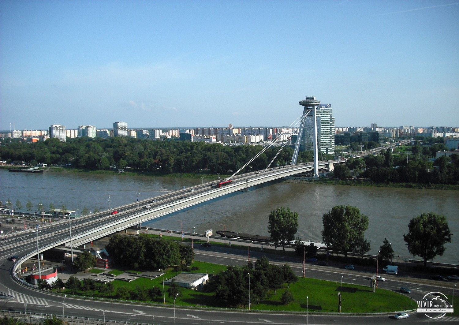 Puente SNP y restaurante UFO en Bratislava
