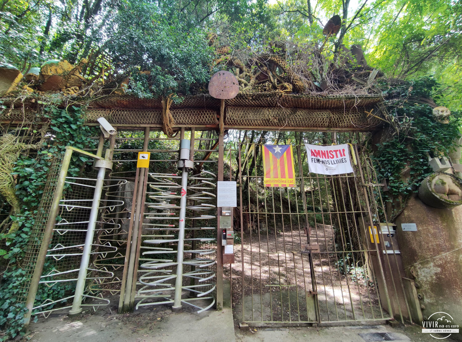 Puerta automática de entrada al Bosque de Can Ginebreda (Porqueres, Gerona)