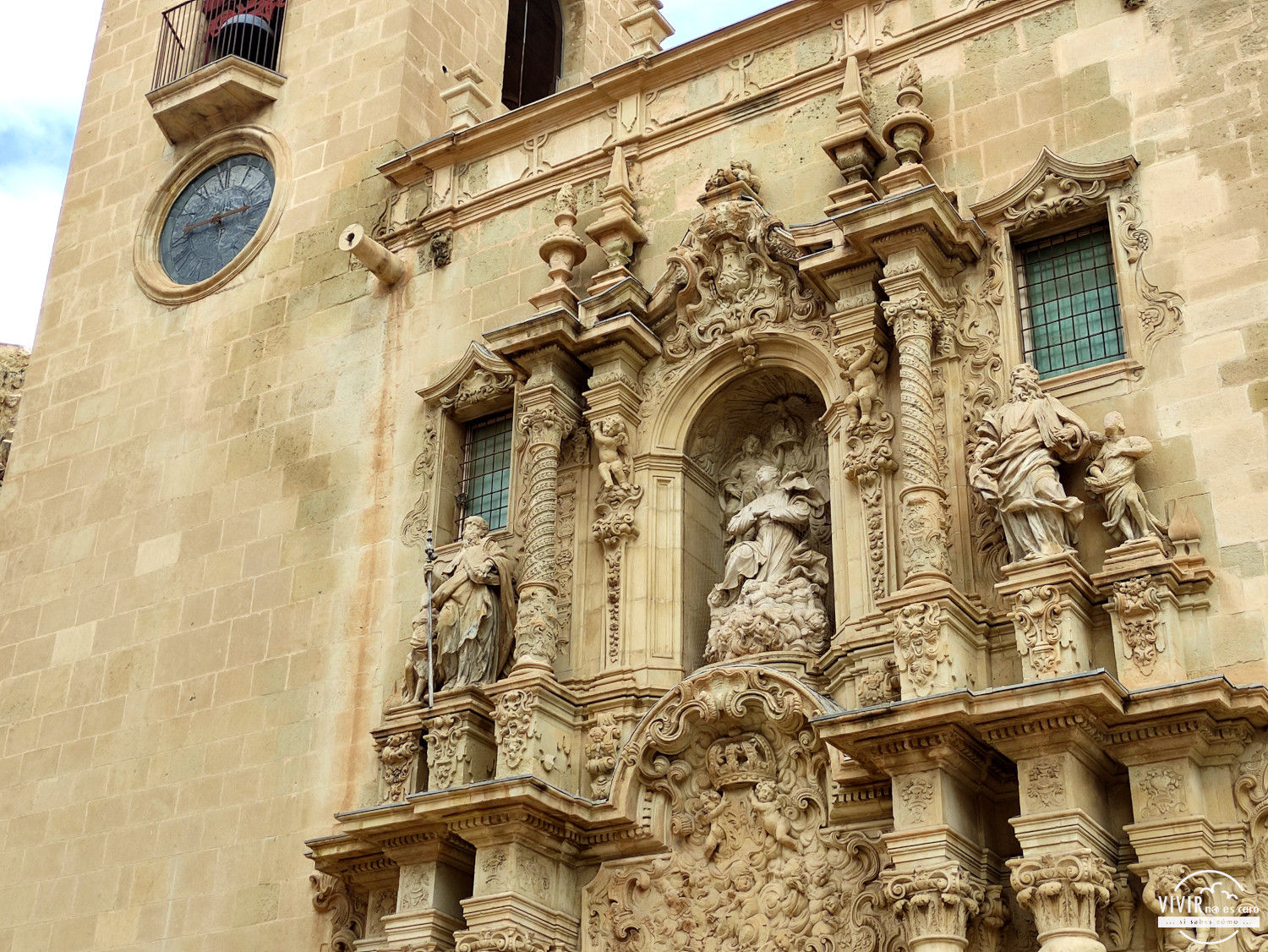 Puerta barroca de la Basílica de Santa María (Alicante)