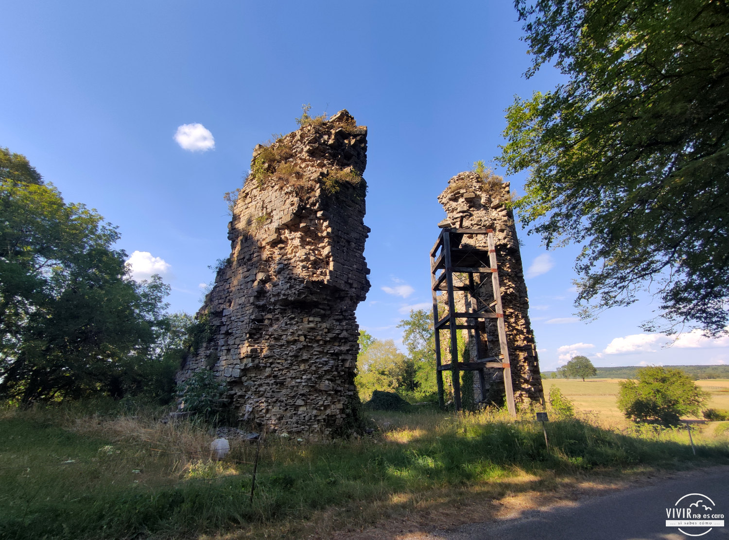 Ruinas en el Château-Chalon junto al parking de autocaravanas