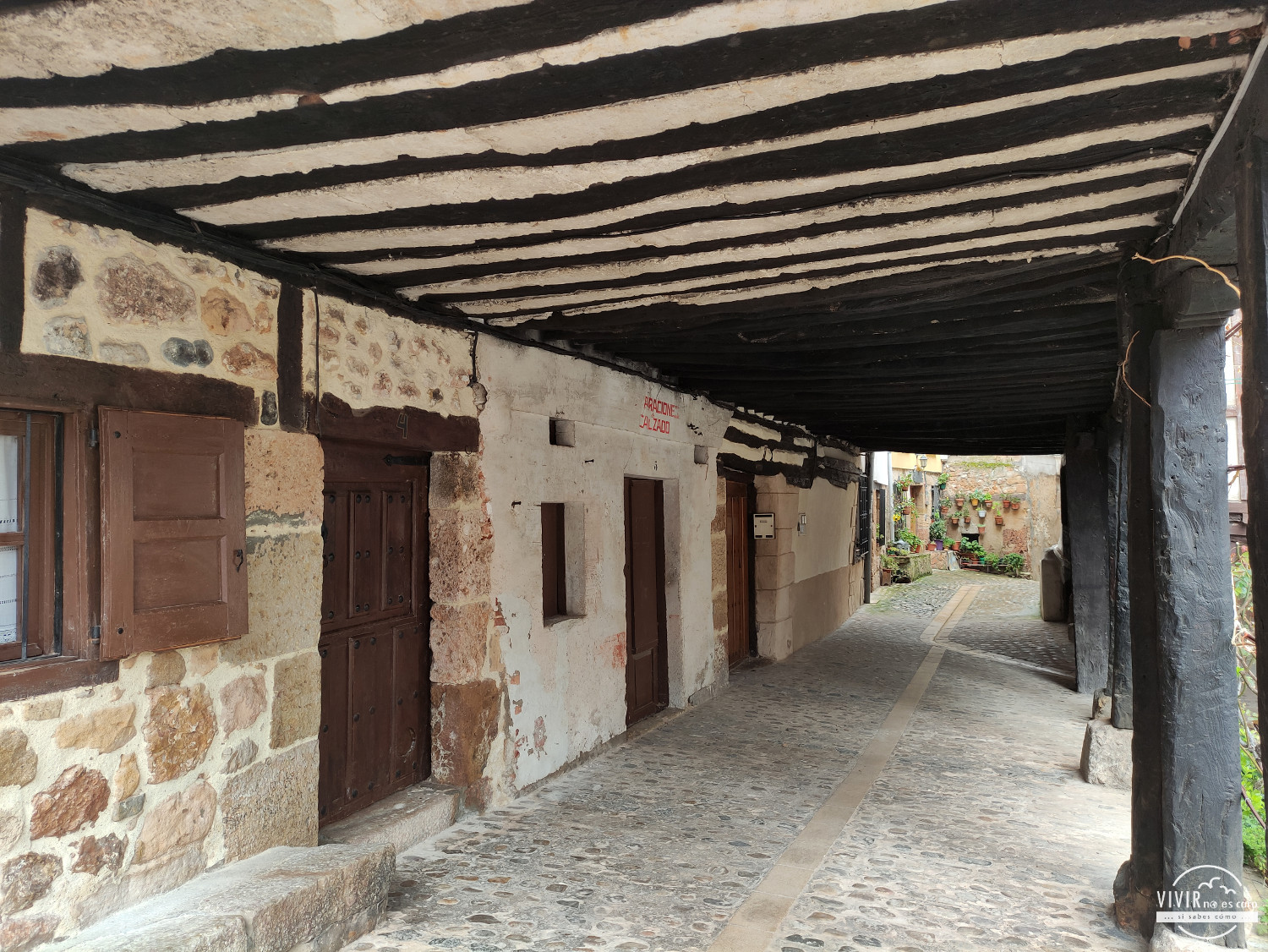 Soportal en el casco histórico de Poza de la Sal (Burgos)