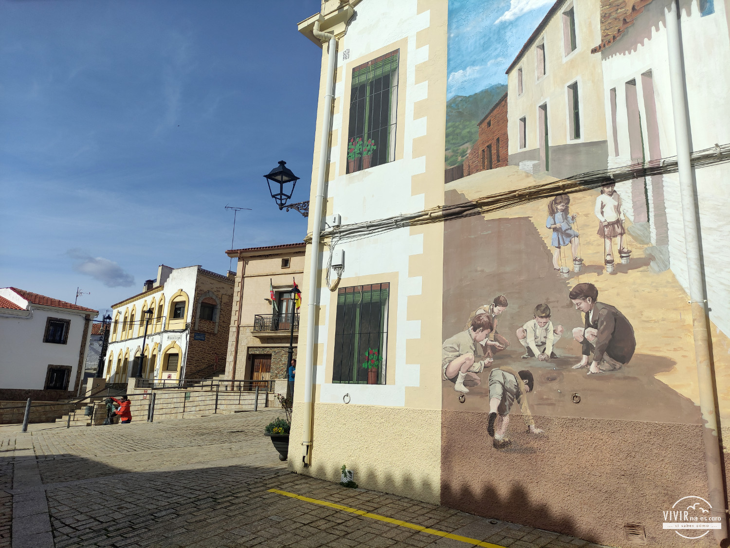 Trampantojo niños jugando en la calle de Romangordo (Cáceres)