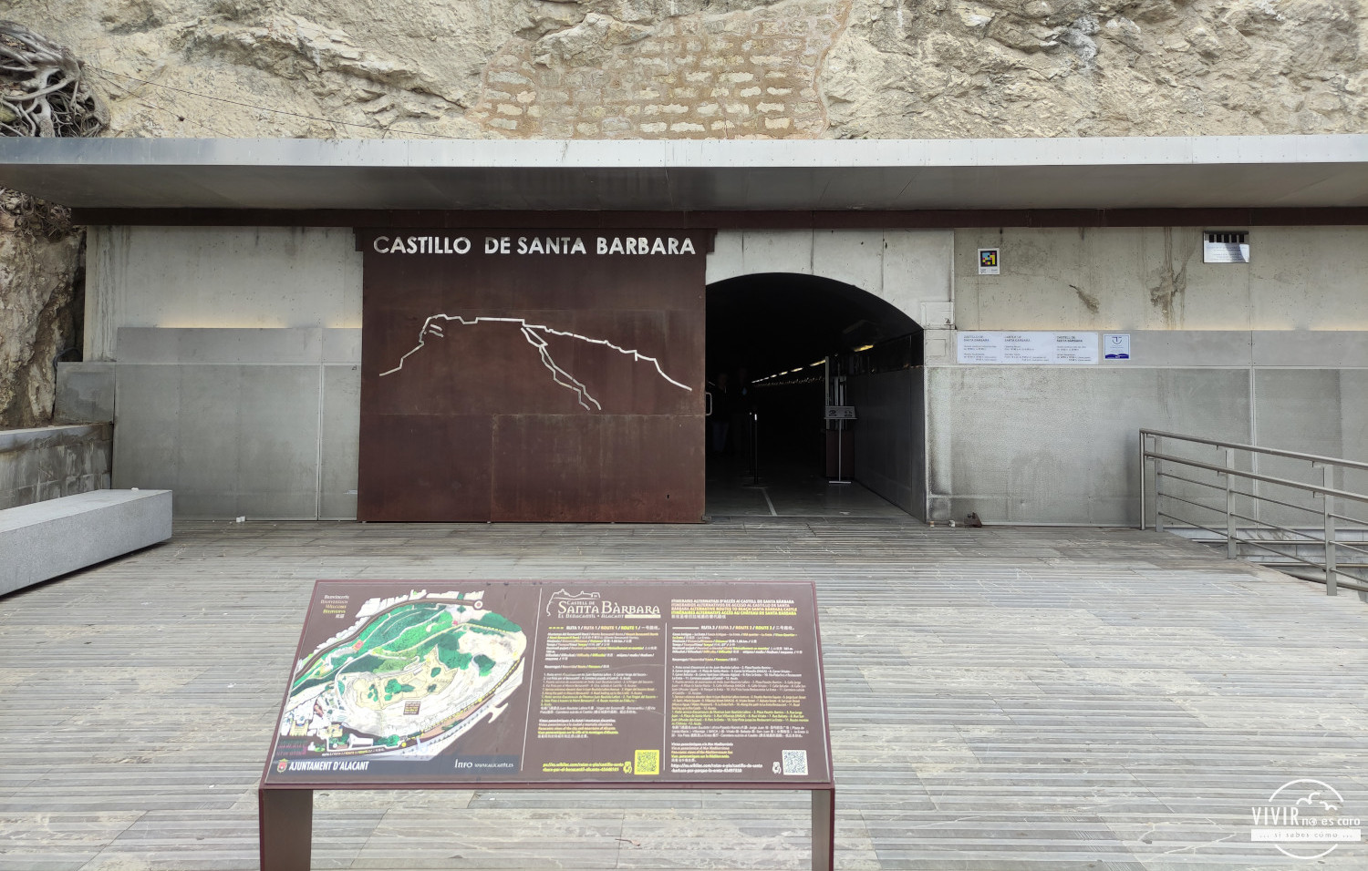 Túnel de entrada al Castillo de Santa Bárbara desde abajo