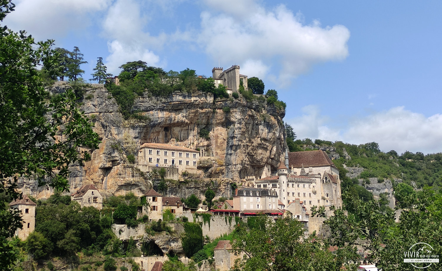 Vista de Rocamadour desde la carretera (Francia)