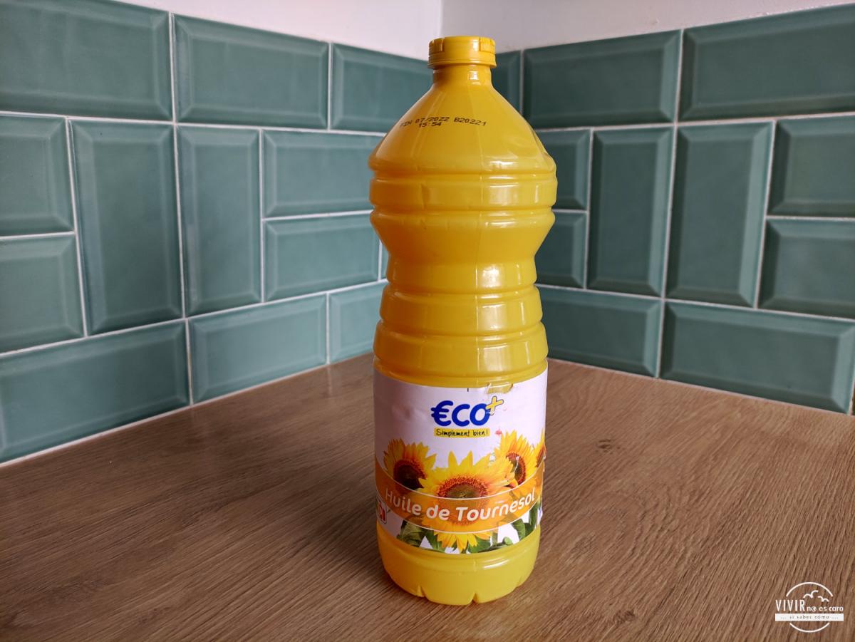 Aceite vegetal en botellas de friegasuelos en supermercados de Francia