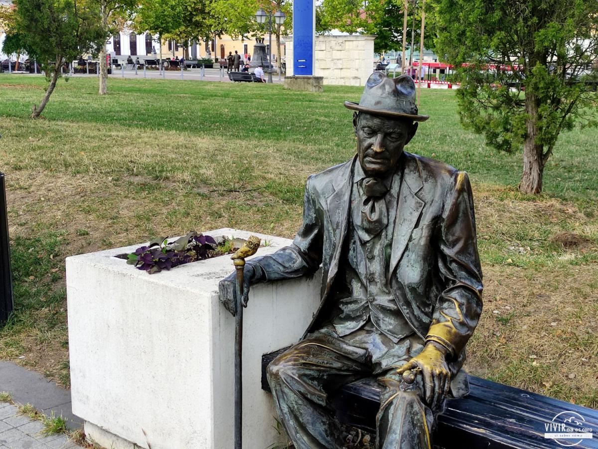 Escultura de bronce de un intelectual (Alba Carolina, Rumanía)
