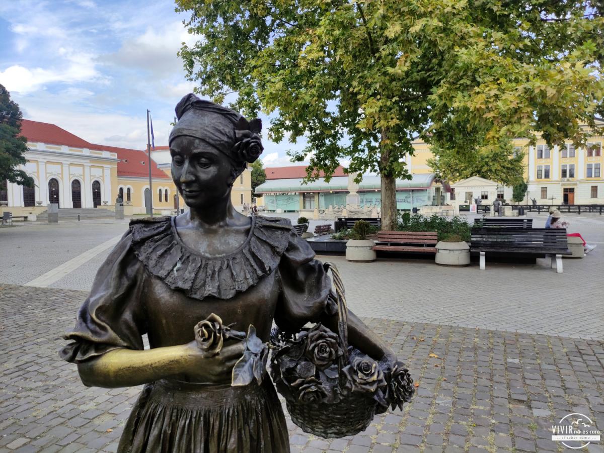 Escultura de bronce de una vendedora de flores (Alba Carolina, Rumanía)