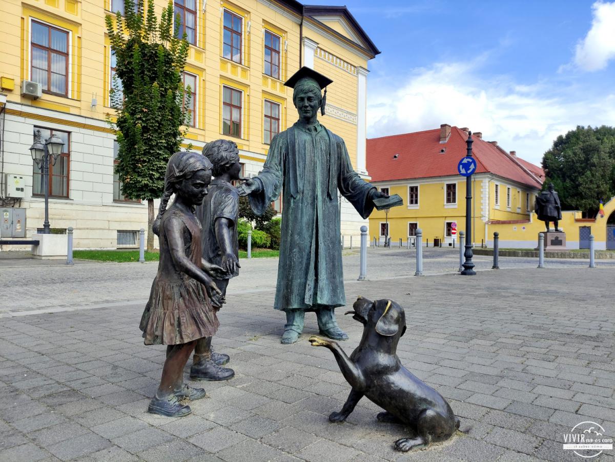 Escultura de bronce de un profesor con sus alumnos (Alba Carolina, Rumanía)
