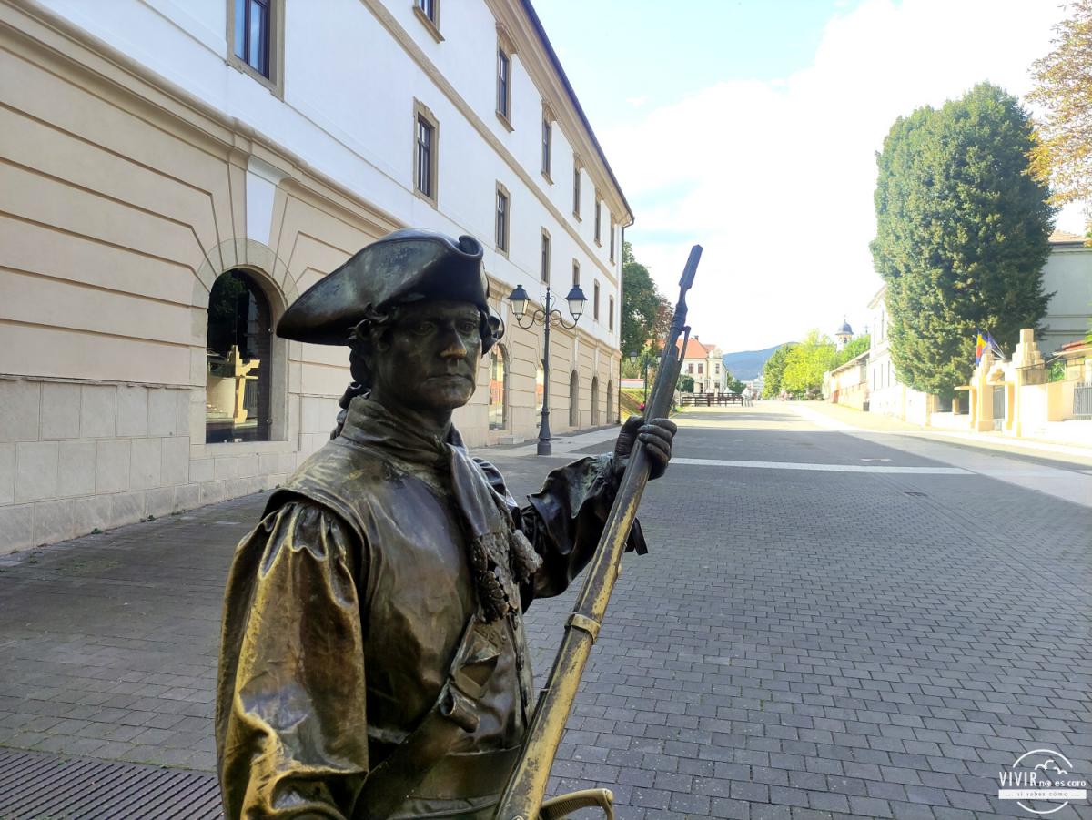 Escultura de bronce de un guardia soldado (Alba Carolina, Rumanía)