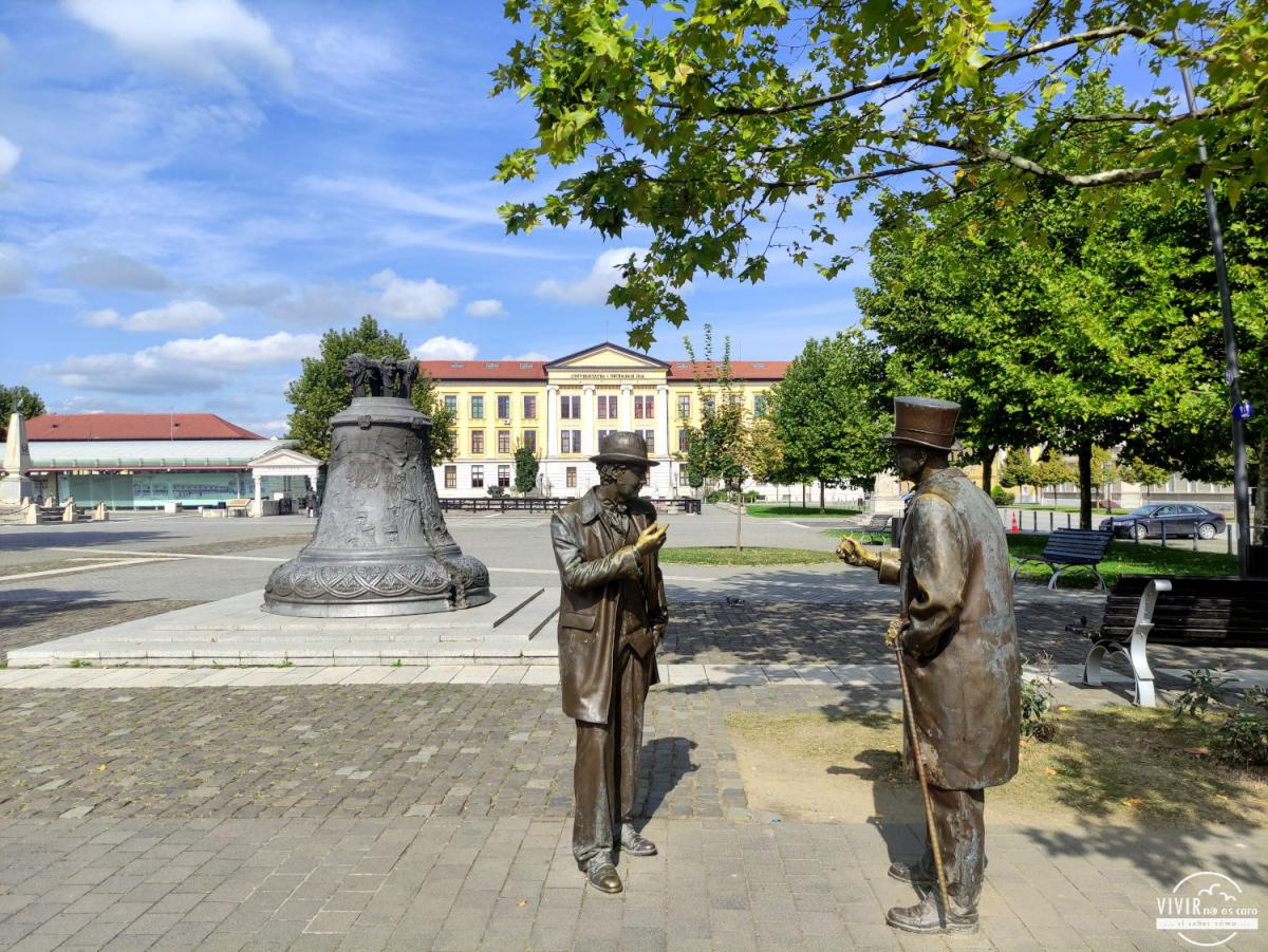 Escultura de bronce de nobles de la ciudad (Alba Carolina, Rumanía)