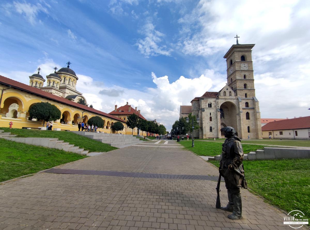 Alba Iulia - Estatua soldado medieval en la fortaleza