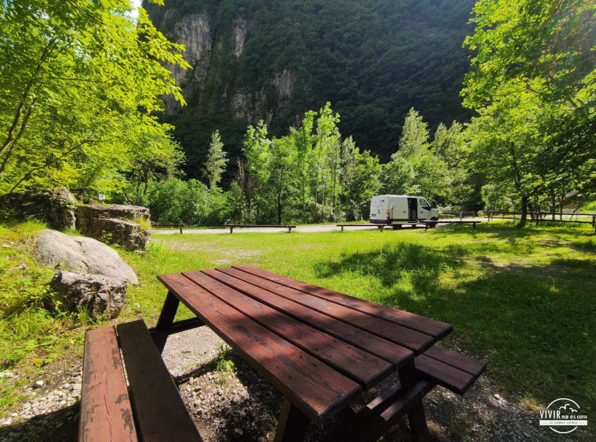 Área de picnic en el Valle del Mis (Dolomitas, Italia)