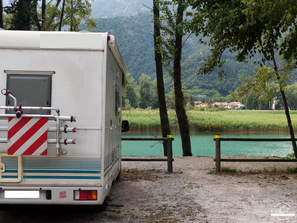 Autocaravana frente al Lago di Cavazzo (Friuli-Venecia Julia, Italia)