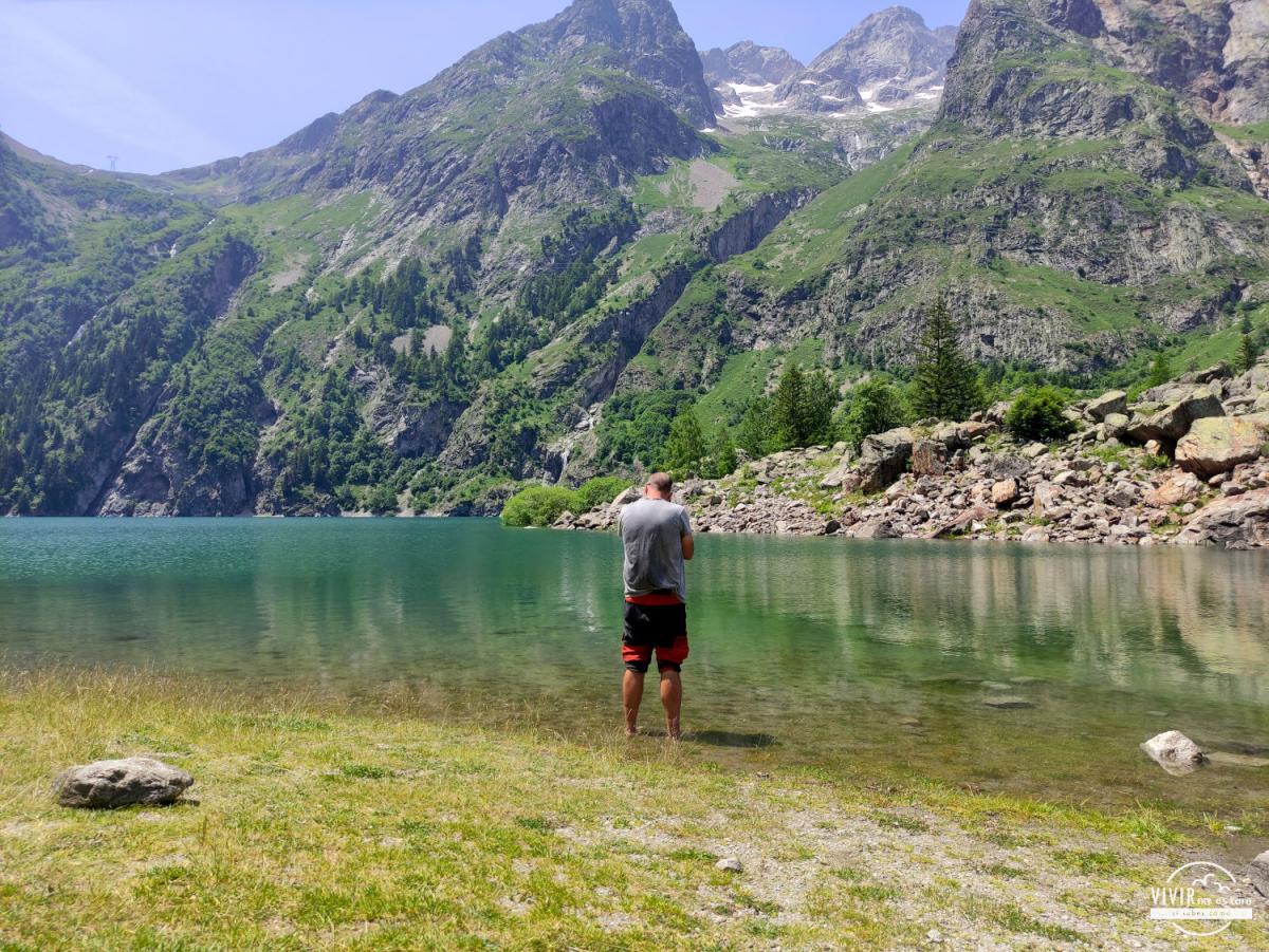 Baño Lago Lauvitel en el Parque Nacional des Ecrins (Alpes, Francia)