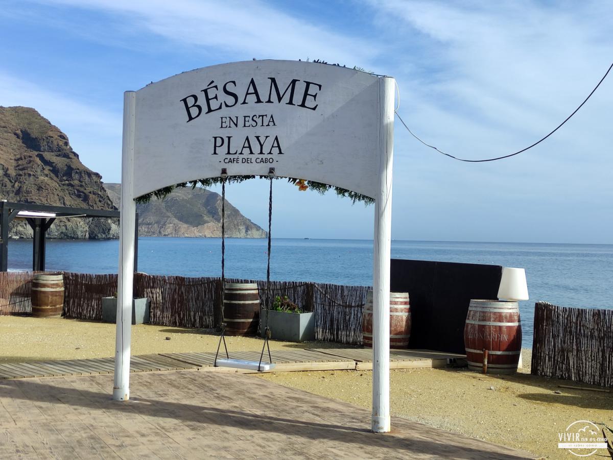 Cartel Bésame en esta playa en Las Negras (Cabo de Gata, Almería)