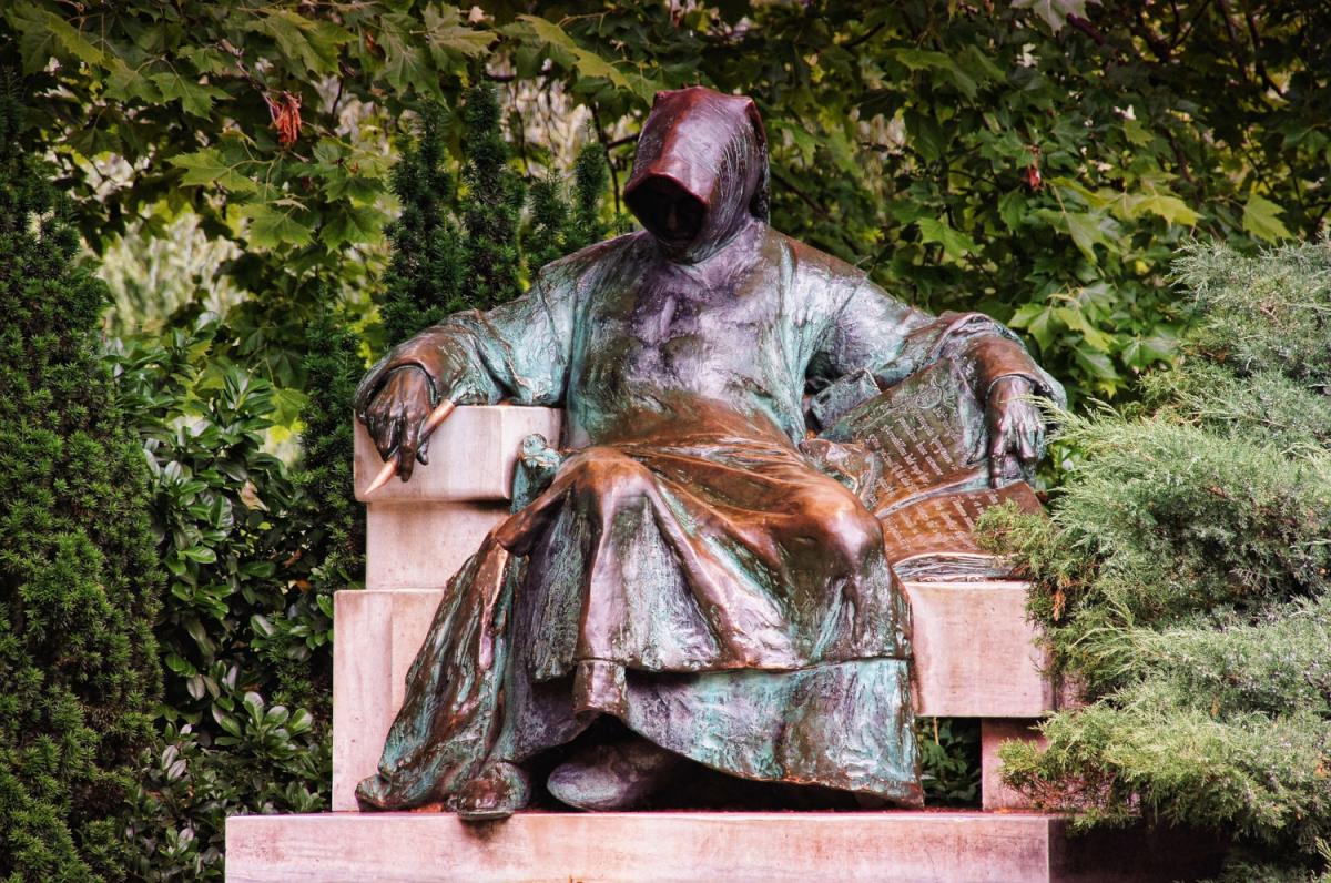Estatua Anonymus en Budapest (Hungría)