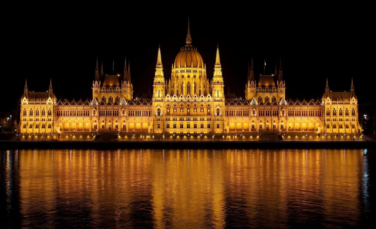 Budapest: Parlamento de Hungría iluminado