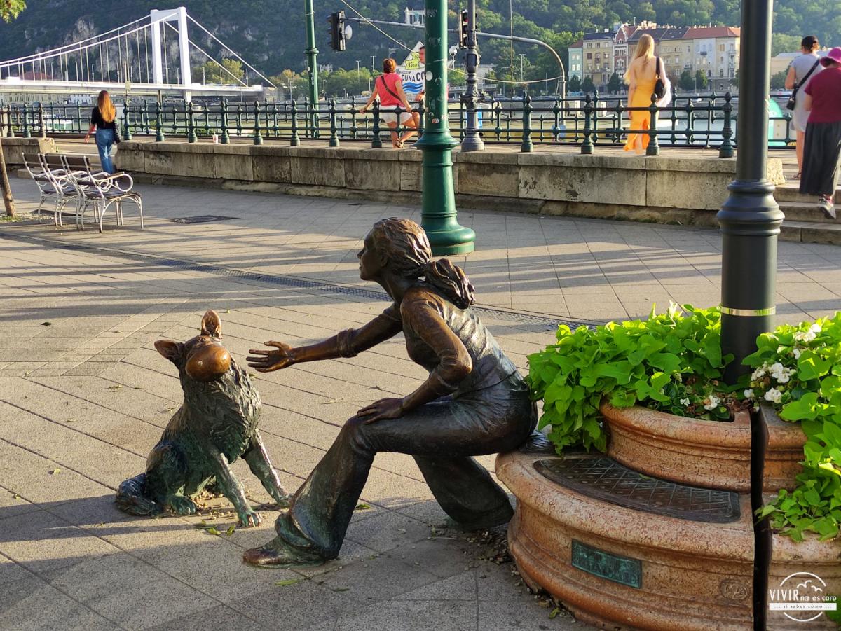 Budapest - estatua de bronce chica jugando con perro (Hungría)