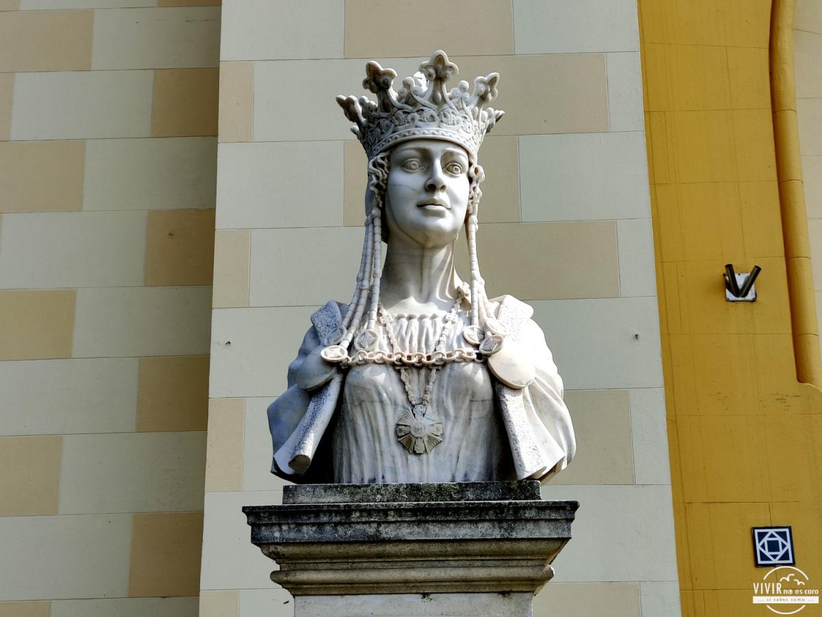 Busto de la Reina María a la entrada de Alba Iulia (Rumanía)