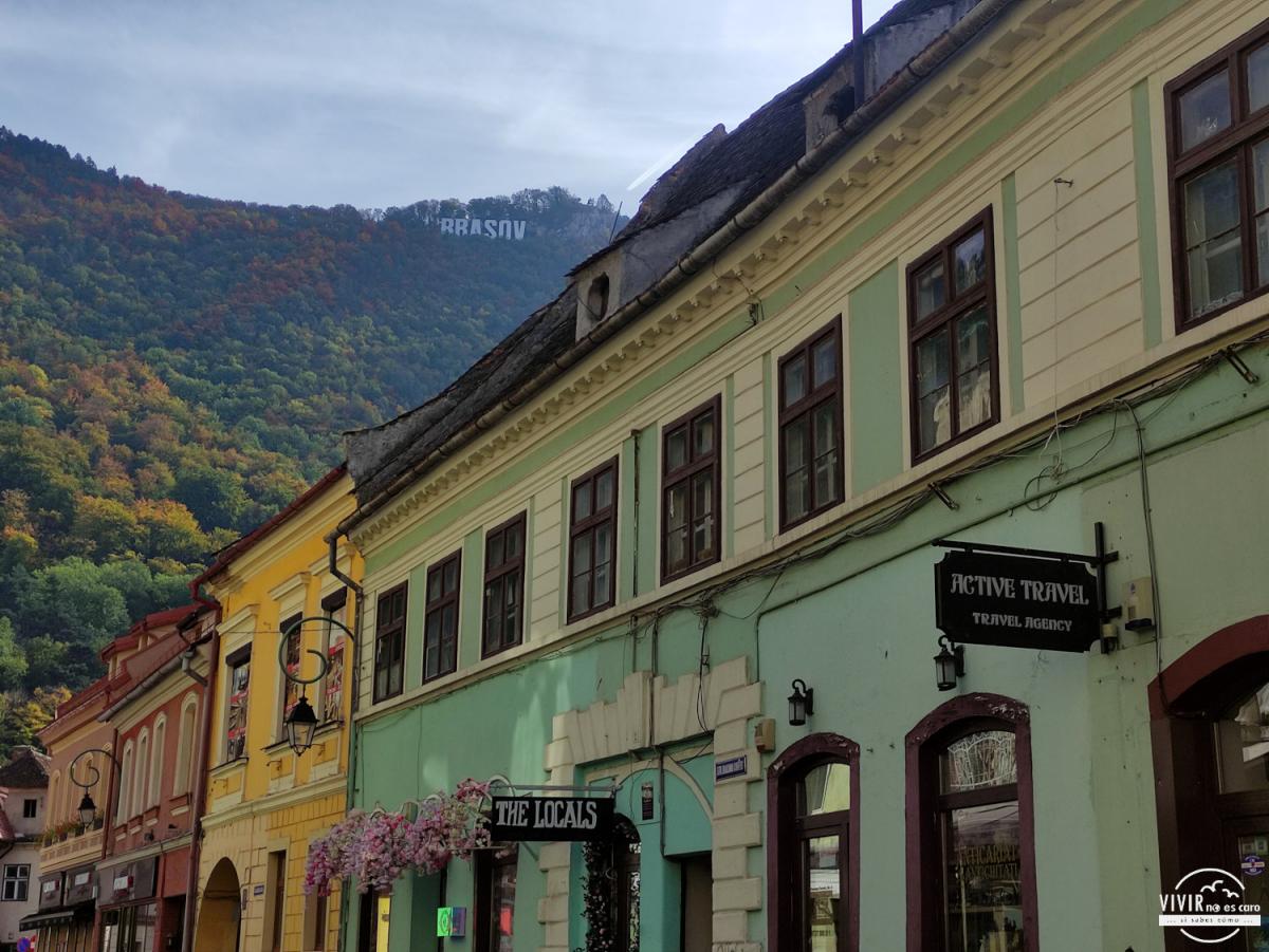 Calle colorida en Brasov (Rumanía)