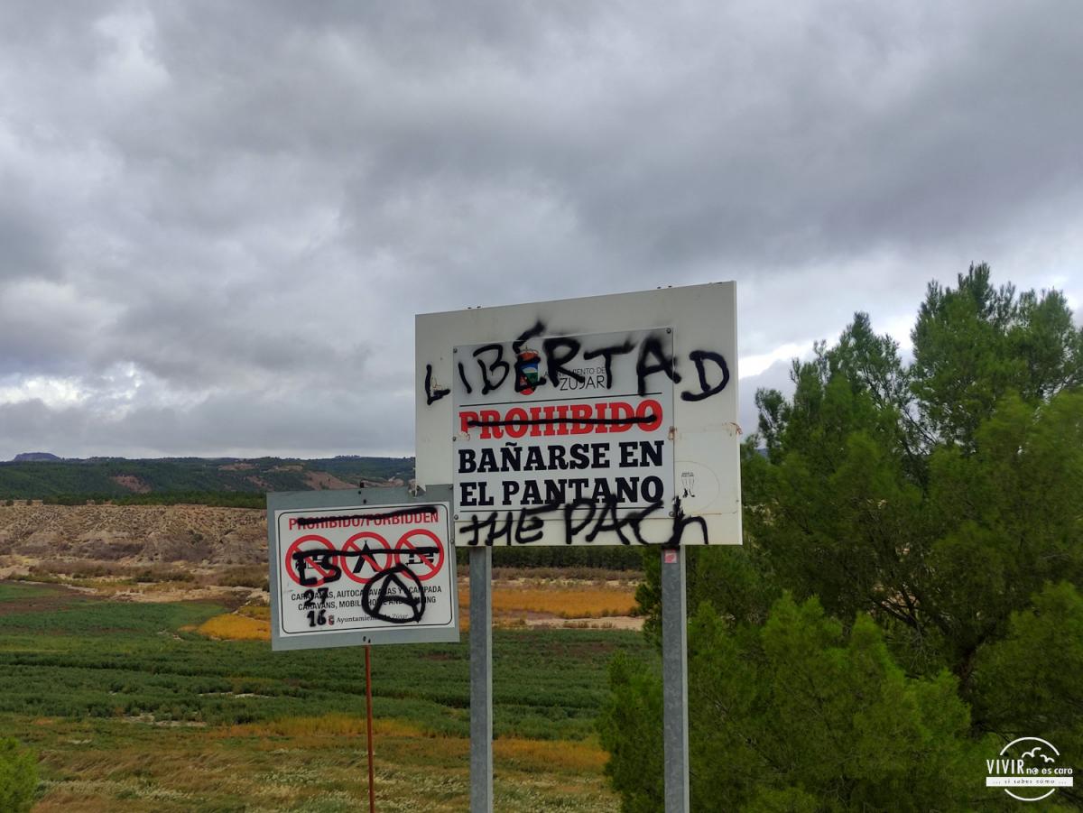 Cartel prohibiciones en Termas Baños de Zújar en Granada