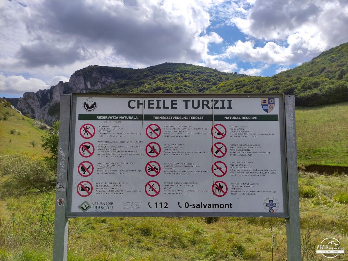 Cartel normas y prohibiciones en Cheile Turzii (Rumanía)