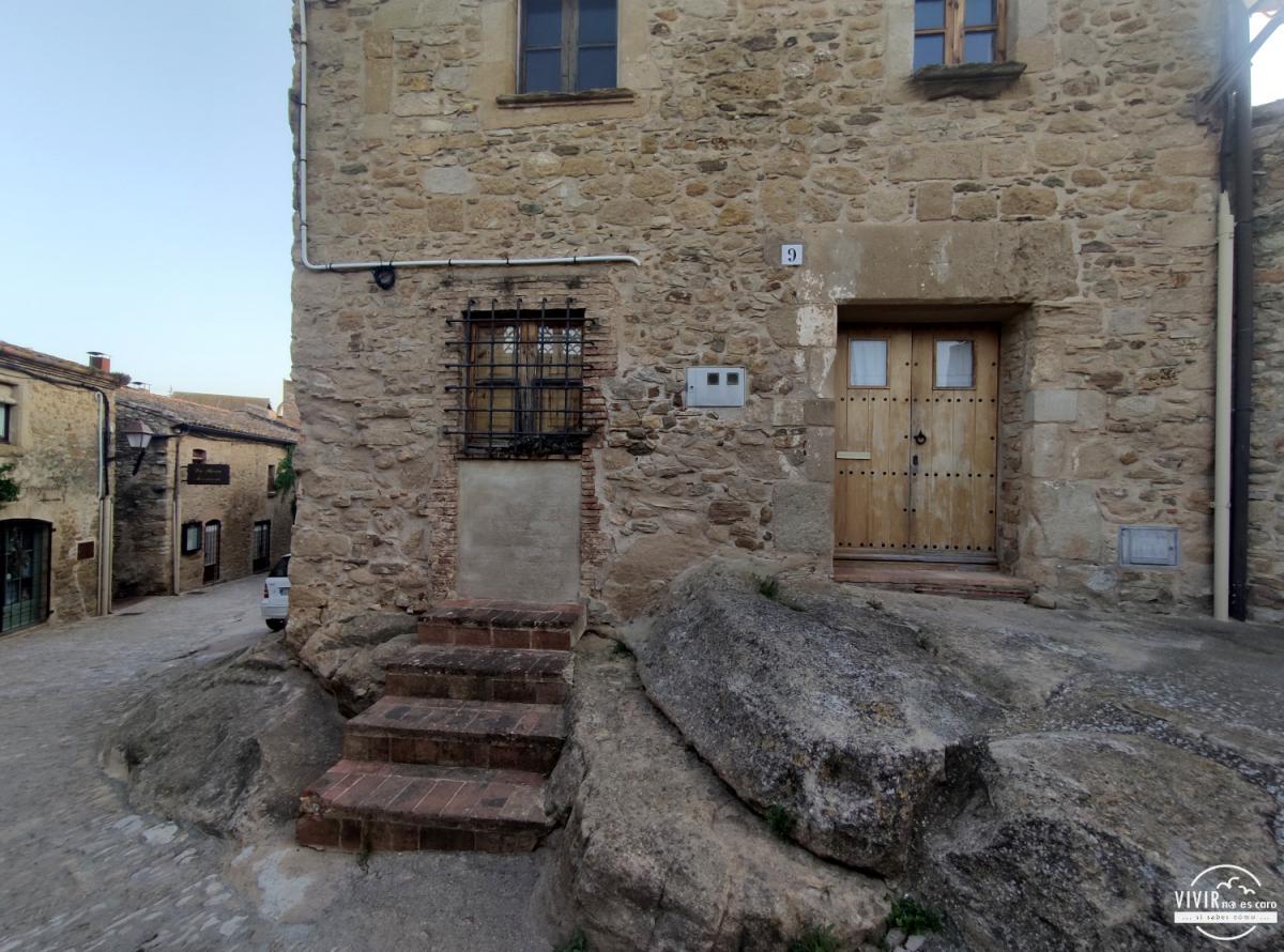 Casa en la roca en Peratallada (Bajo Ampurdán, Gerona)