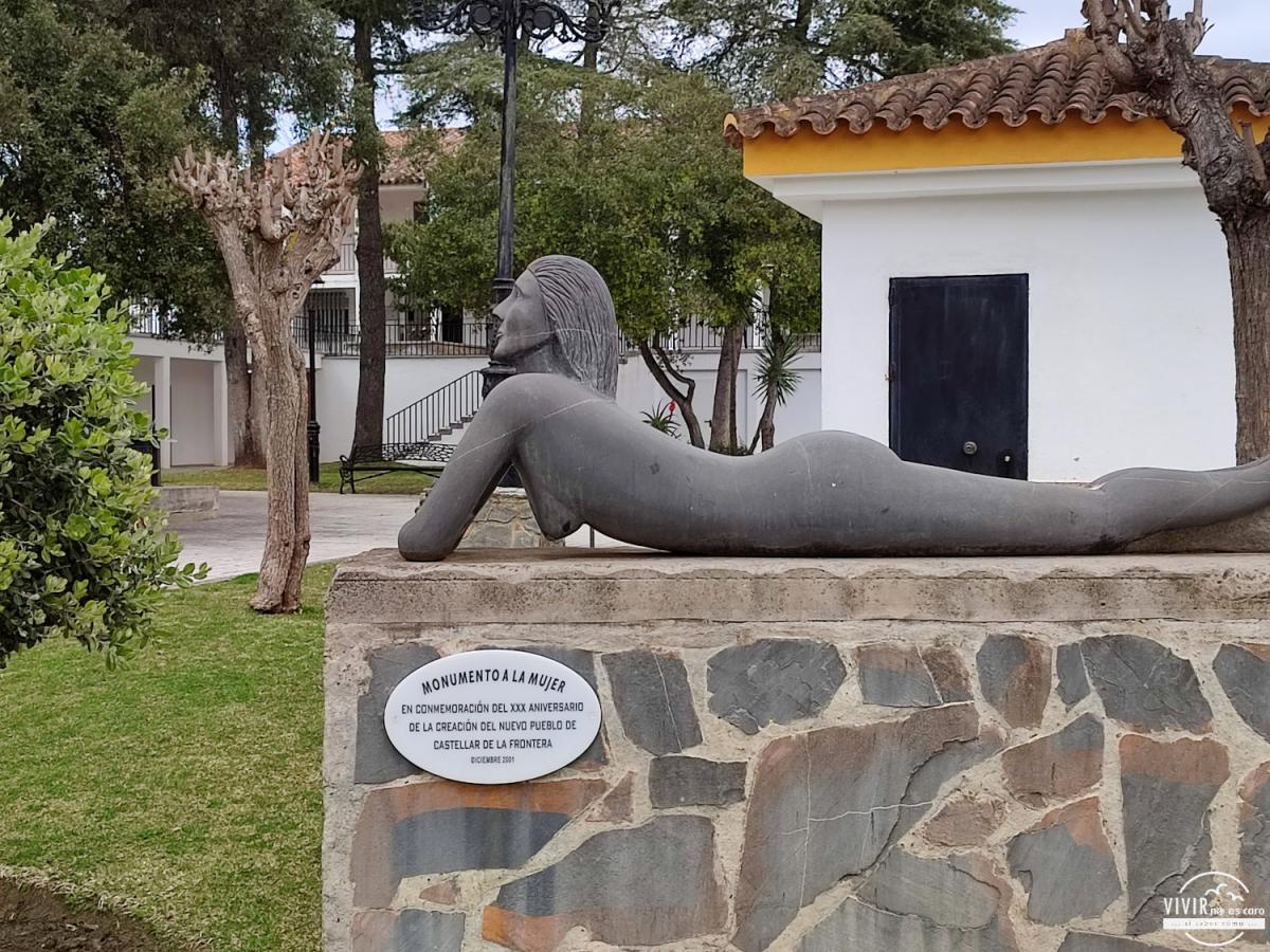 Escultura a la mujer en Castellar de la Frontera Nuevo (Cádiz)
