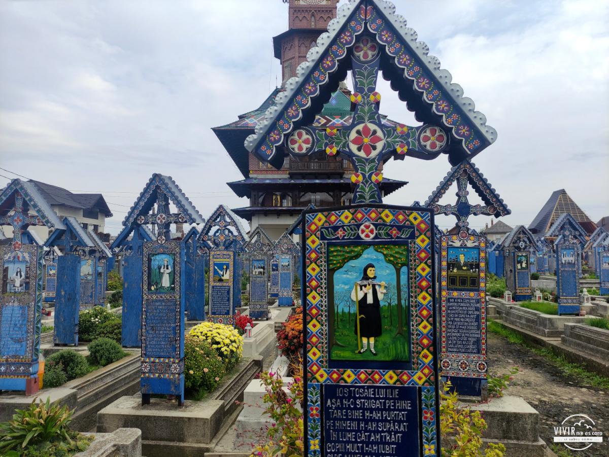 Cruz en el Cementerio Vesel o Cementerio Alegre de Sapanta (Rumanía)