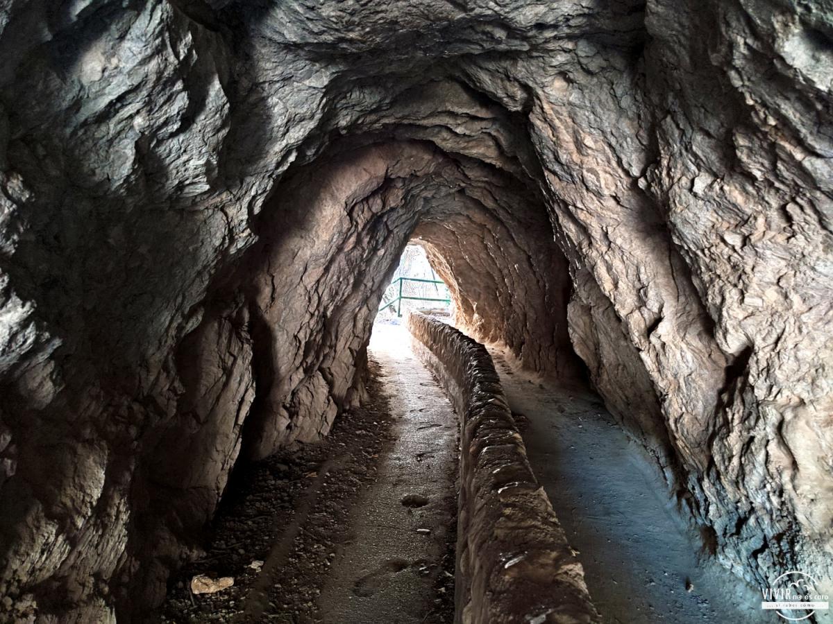 Túnel de entrada a la Cueva del Agua en Quesada