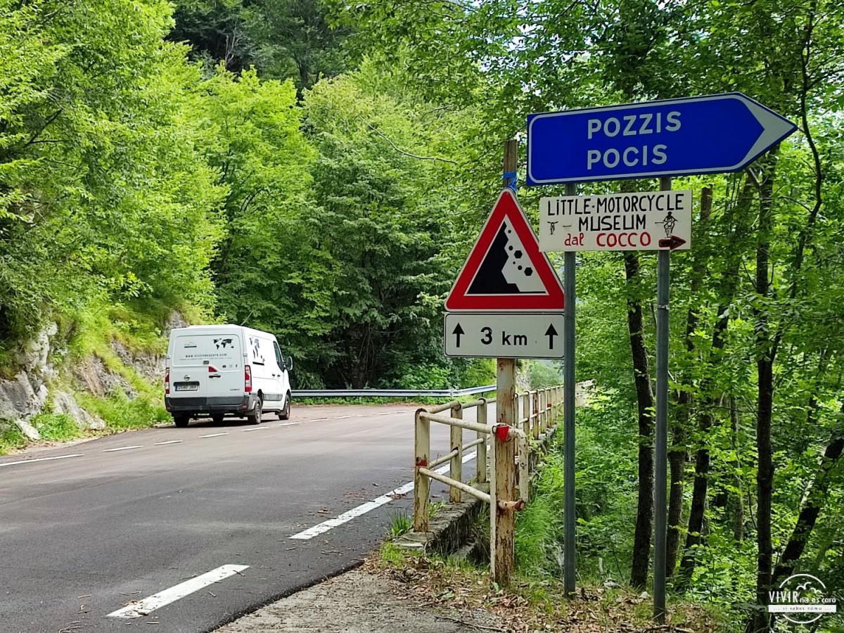 Desvío a Pozzis en el Valle de Arzino (Friuli-Venecia Julia, Italia)