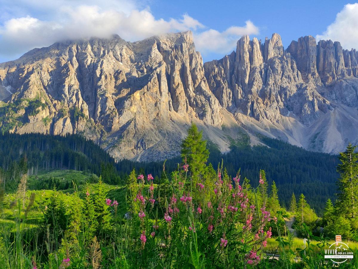 Montañas Dolomitas en ruta al Lago di Carezza (Italia)