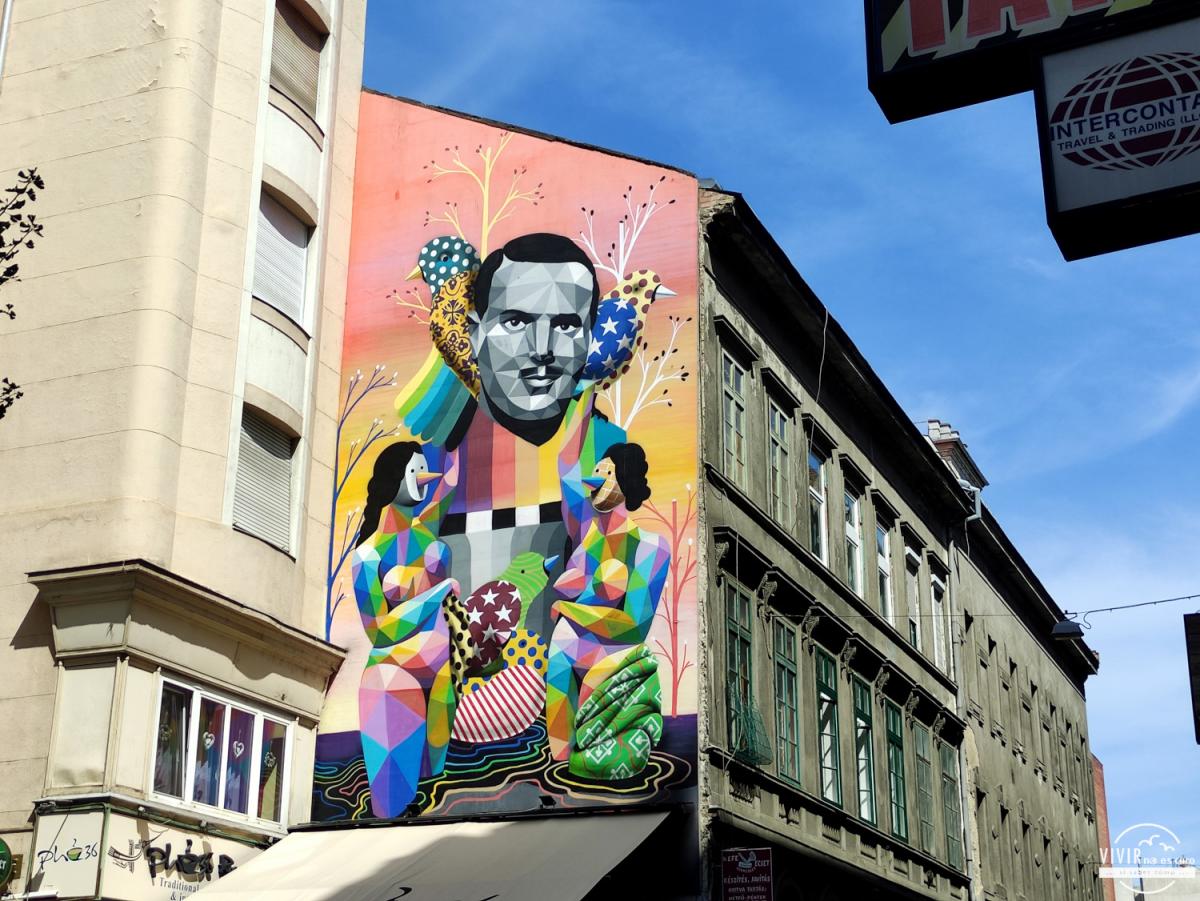 Graffiti: el Ángel de Budapest en el barrio judío (Hungría)