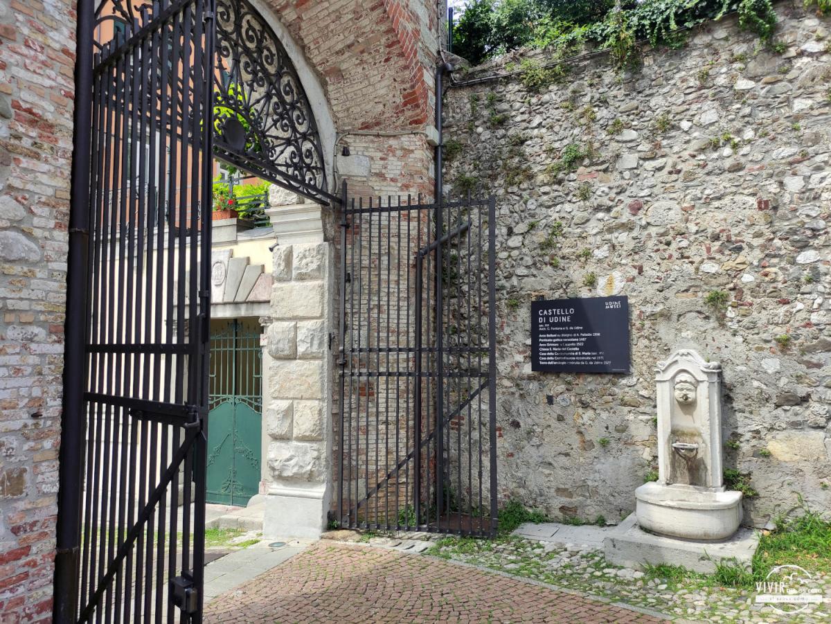 Údine: Arco Bollani de entrada al Castillo de Údine (Italia)