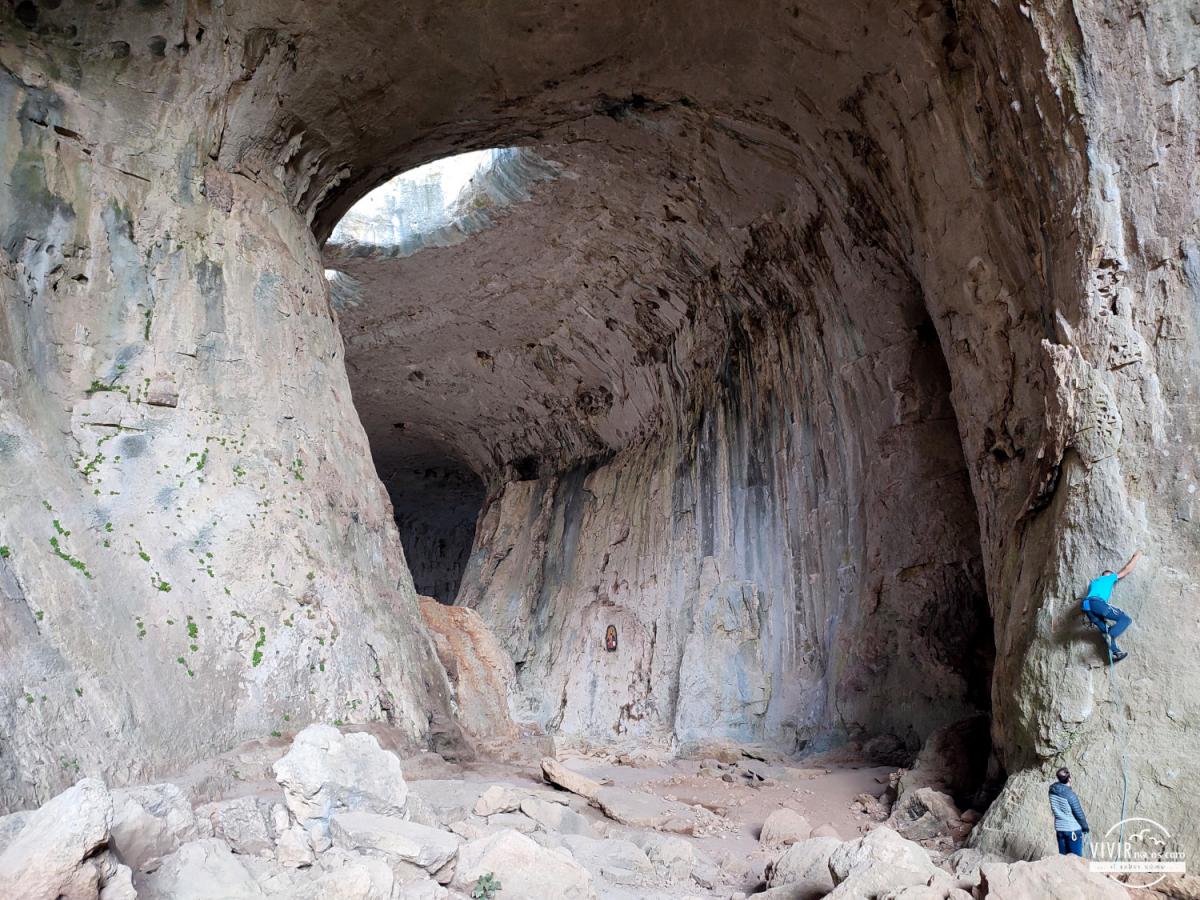 Escalada en la Cueva Prohodna (Bulgaria)