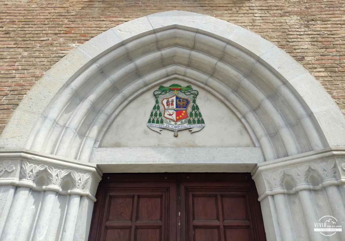 Escudo con la bandera friuliana arriba a la derecha (Catedral de Údine)