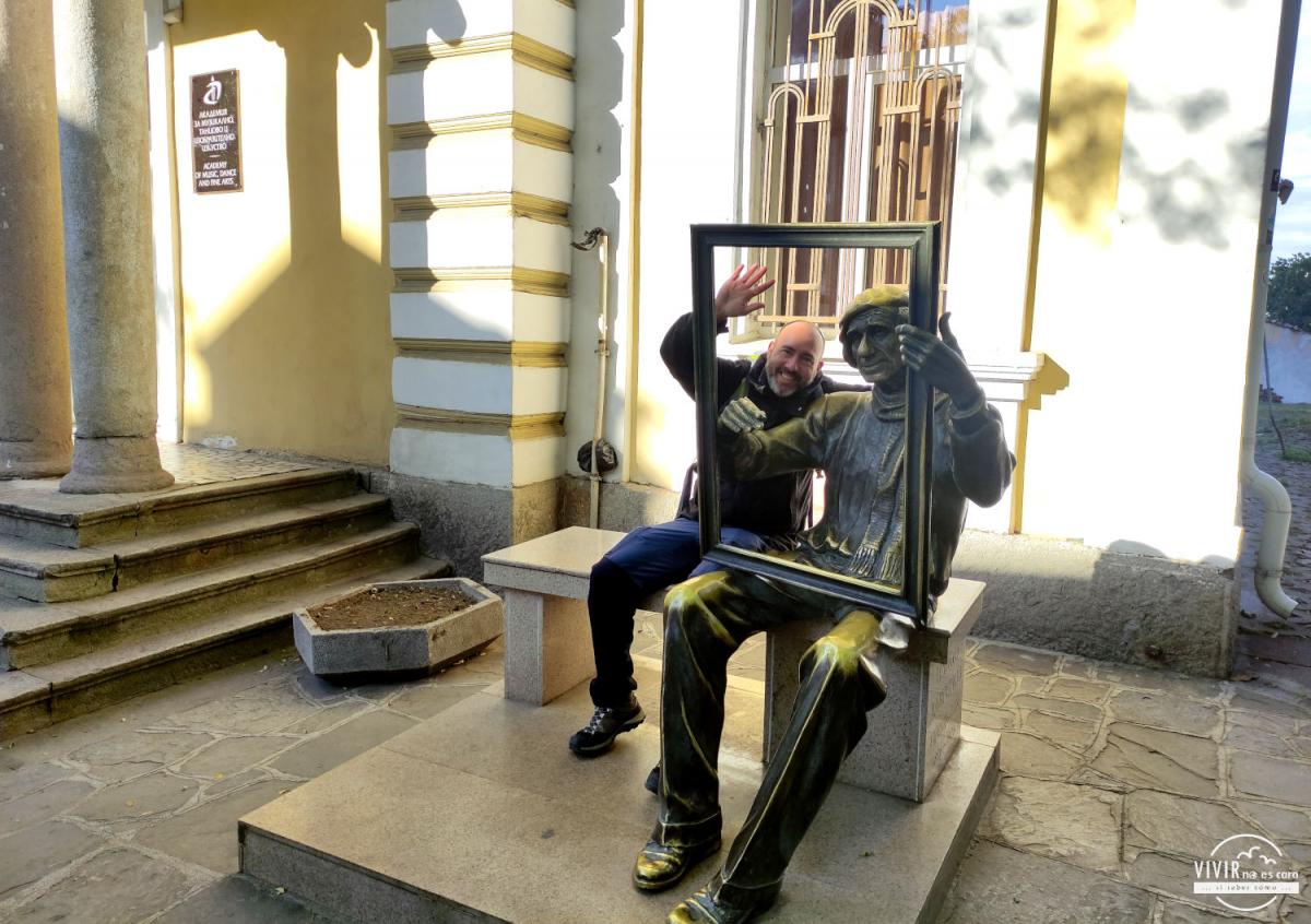 Escultura bronce pintor bulgaro Tsanko Lavrenov (Plovdiv)