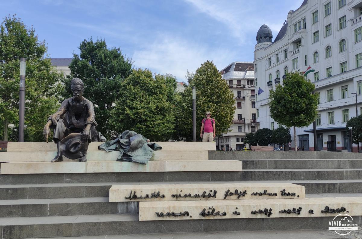 Escultura poeta frente al Danubio József Budapest (Hungría)