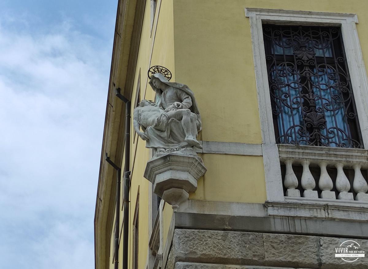 Escultura virgen en Údine (Italia)