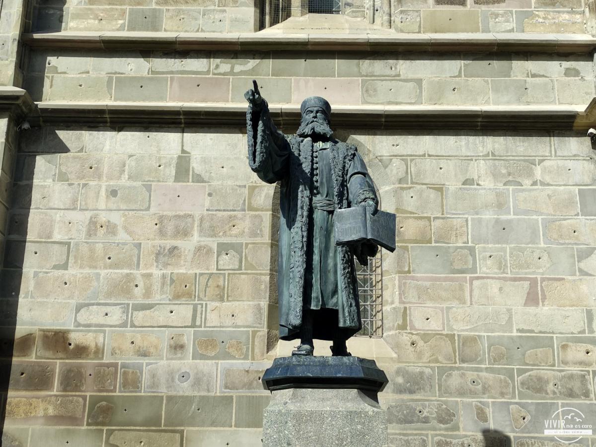 Estatua de Johannes Honterus frente a la Iglesia Negra de Brasov