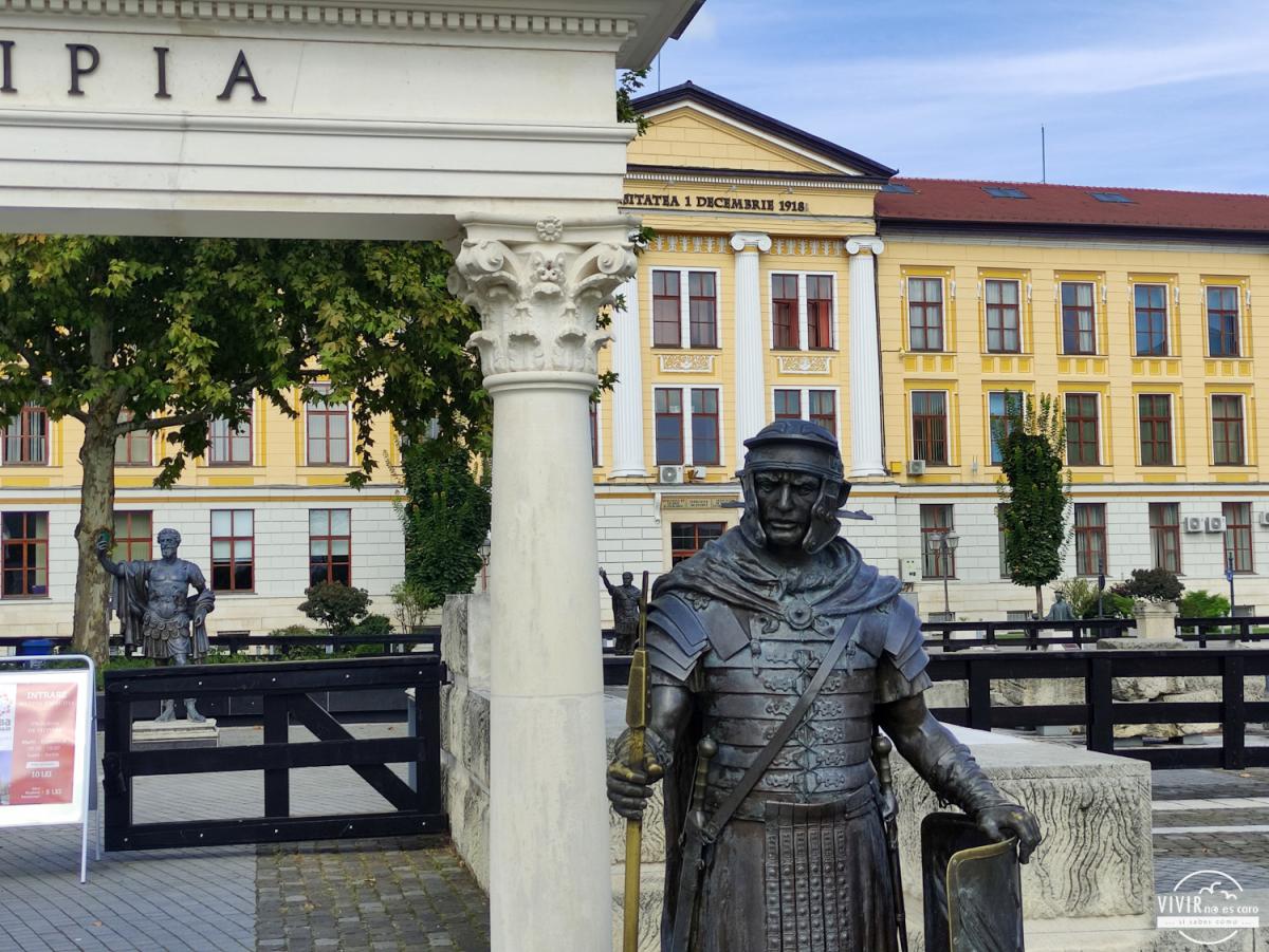 Soldado romano a la entrada del Museo Principia en Alba Iulia (Rumanía)
