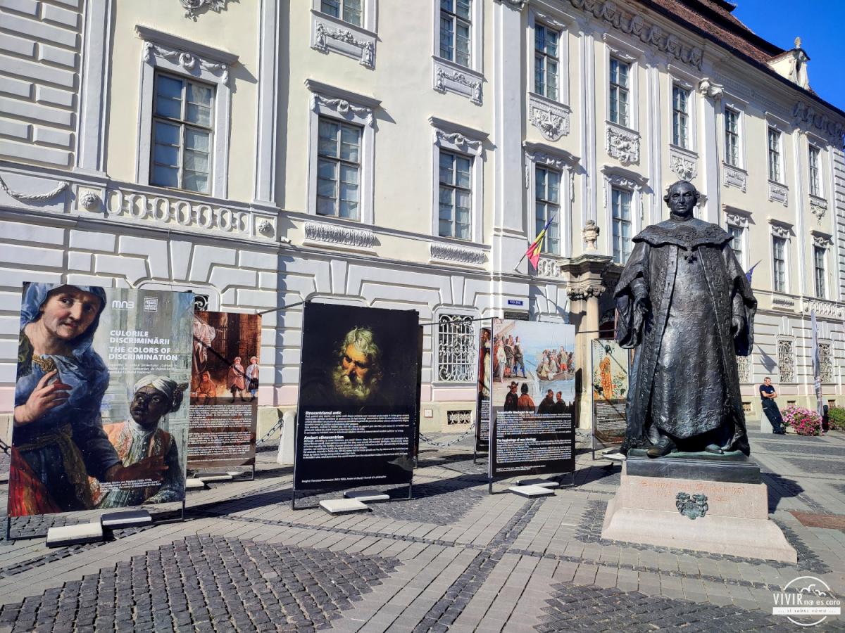 Sibiu: Escultura bronce frente al Palacio Brukenthal